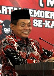 Foto Bupati Kapuas sedang menyampaikan pidato pada MusanCab PDI Perjuangan di Kuala Kapuas.