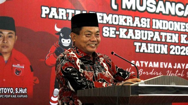 Foto Bupati Kapuas sedang menyampaikan pidato pada MusanCab PDI Perjuangan di Kuala Kapuas.