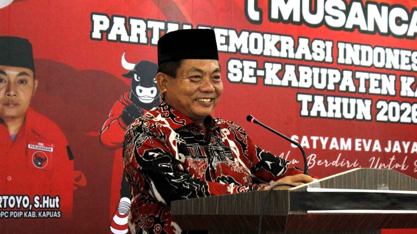 Foto Bupati Kapuas sedang menyampaikan pidato pada MusanCab PDI Perjuangan di Kuala Kapuas.