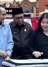 Foto Nenie Adriati Lambung bersama Ketua DPRD Kota Palangka Raya Suabandi dan Walikota Palangka Raya Fairid Naparin.
