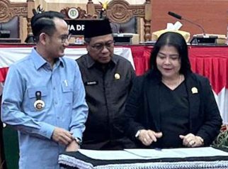 Foto Nenie Adriati Lambung bersama Ketua DPRD Kota Palangka Raya Suabandi dan Walikota Palangka Raya Fairid Naparin.