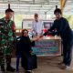 Foto Kepala Desa Palingkau Jaya sedang menyalurkan BLT kepada warga di Kantor Desa Palingkau Jaya.