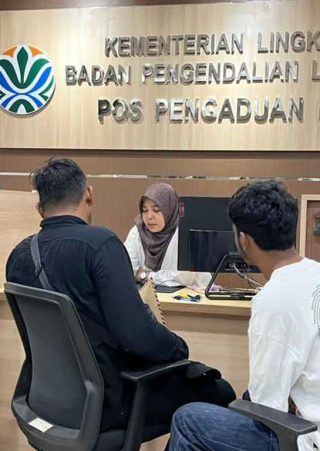 Foto perwakilan SEMMI Kalteng menyerahkan laporan penghancuran HPK Sukamara di kantor KLH RI Jakarta.