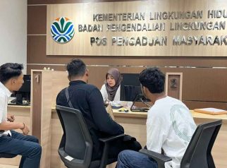 Foto perwakilan SEMMI Kalteng menyerahkan laporan penghancuran HPK Sukamara di kantor KLH RI Jakarta.