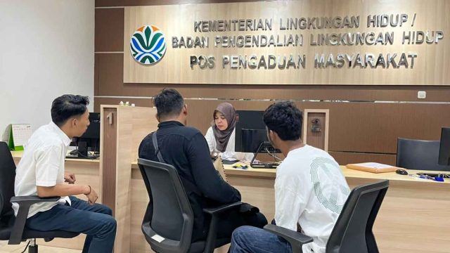 Foto perwakilan SEMMI Kalteng menyerahkan laporan penghancuran HPK Sukamara di kantor KLH RI Jakarta.