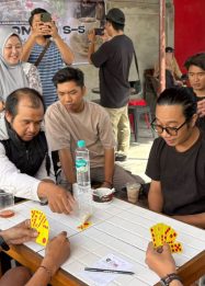 Foto peserta sedang mengikuti lomba domino di Café Along Space Palangka Raya.