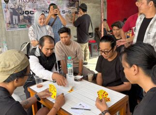 Foto peserta sedang mengikuti lomba domino di Café Along Space Palangka Raya.