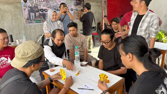 Foto peserta sedang mengikuti lomba domino di Café Along Space Palangka Raya.