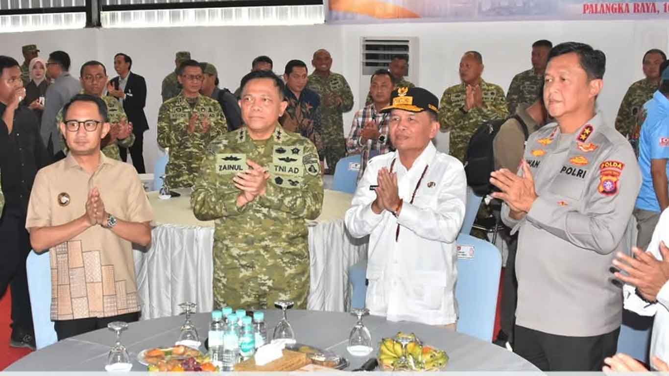Foto Wali Kota Palangka Raya Fairid Naparin, Pangdam XXII/Tambun Bungai Zainul, Gubernur Kalteng Agustiar Sabran, dan Kapolda Kalteng Iwan Kurniawan menghadiri agenda KDKMP di Palangka Raya.