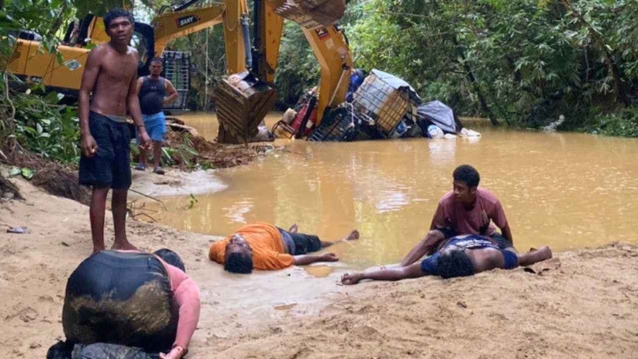 Foto lokasi penambangan emas rakyat terdampak banjir bandang di Gunung Mas