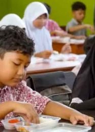 Foto pengelola MBG menyiapkan makanan di Palangka Raya
