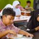 Foto pengelola MBG menyiapkan makanan di Palangka Raya