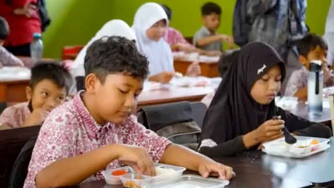 Foto pengelola MBG menyiapkan makanan di Palangka Raya