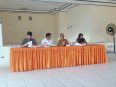 Foto Bupati Seruyan Ahmad Selanorwanda sedang memimpin rapat evaluasi FPKMS di Gedung Serbaguna Kecamatan Hanau.