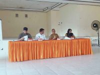 Foto Bupati Seruyan Ahmad Selanorwanda sedang memimpin rapat evaluasi FPKMS di Gedung Serbaguna Kecamatan Hanau.