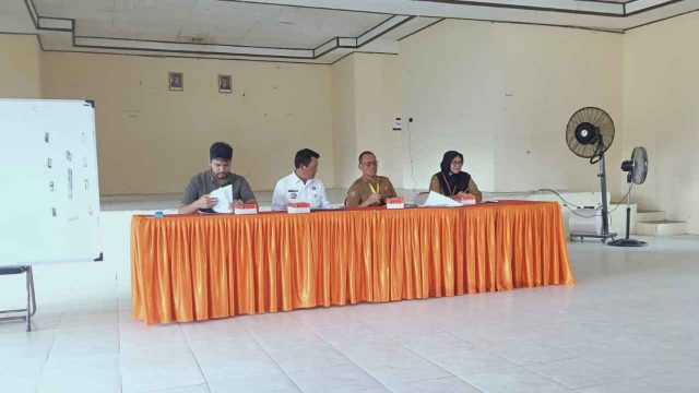 Foto Bupati Seruyan Ahmad Selanorwanda sedang memimpin rapat evaluasi FPKMS di Gedung Serbaguna Kecamatan Hanau.