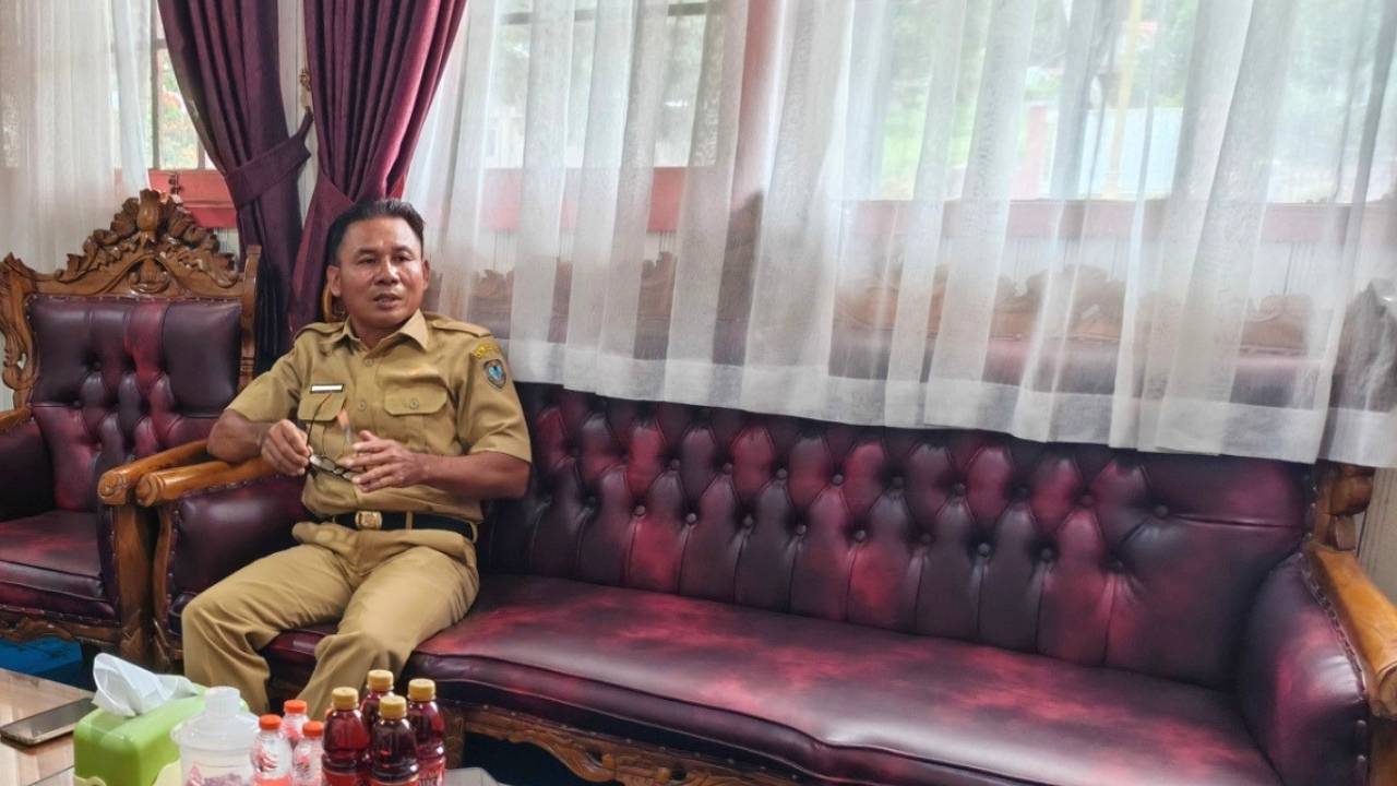 Foto Camat Seruyan Tengah Inata Panderova sedang diwawancarai di Kantor Kecamatan Seruyan Tengah