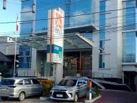 Foto Gedung Bank Negara Indonesia sedang beroperasi melayani nasabah di Palangka Raya.