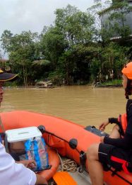 Foto Tim SAR Gabungan sedang melakukan pencarian korban tenggelam di Sungai Kapuas.