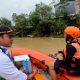 Foto Tim SAR Gabungan sedang melakukan pencarian korban tenggelam di Sungai Kapuas.
