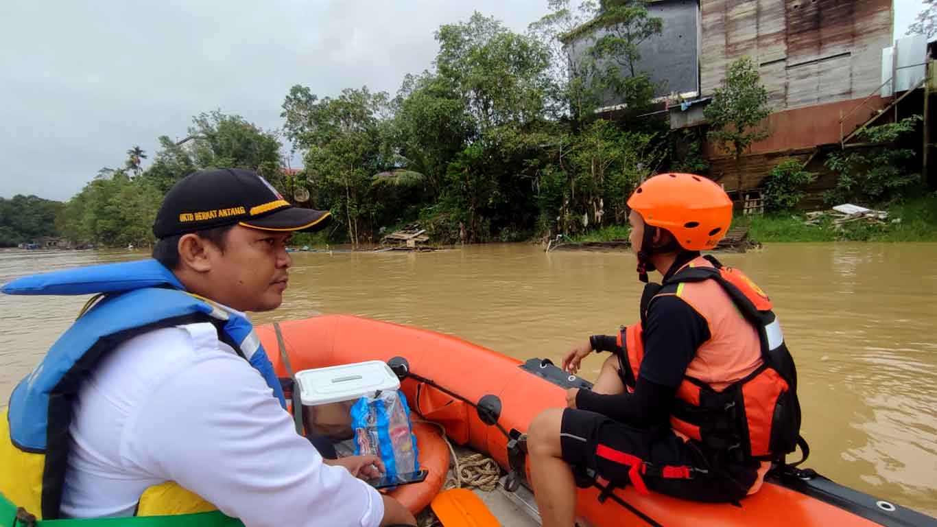Foto Tim SAR Gabungan sedang melakukan pencarian korban tenggelam di Sungai Kapuas.