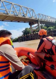 Foto Tim SAR melakukan pencarian korban tenggelam di Sungai Kapuas