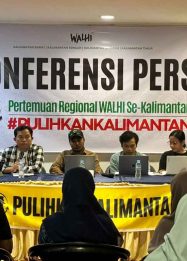 Foto WALHI sedang menyoroti kerusakan ekologis di Kalimantan
