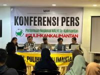 Foto WALHI sedang menyoroti kerusakan ekologis di Kalimantan
