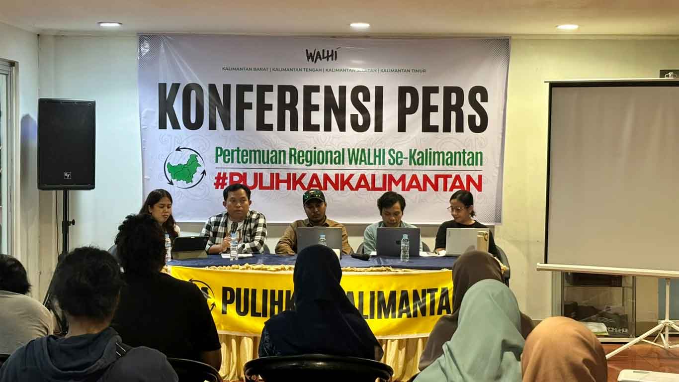 Foto WALHI sedang menyoroti kerusakan ekologis di Kalimantan