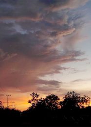 Foto awan gelap sedang menyelimuti wilayah permukiman di Palangka Raya.