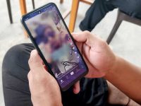 Foto ilustrasi penggunaan aplikasi TikTok di telepon genggam.