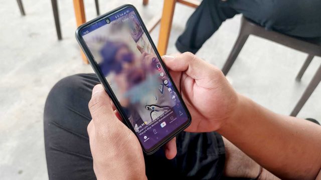 Foto ilustrasi penggunaan aplikasi TikTok di telepon genggam.