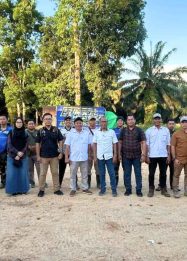 Foto petugas BNNK Kotawaringin Barat melakukan pemeriksaan sampel urine karyawan perkebunan di lokasi APN, Kotawaringin Barat.