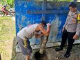Foto petugas sedang melakukan pengecekan makam di Desa Lebo.
