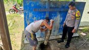 Foto petugas sedang melakukan pengecekan makam di Desa Lebo.