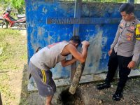 Foto petugas sedang melakukan pengecekan makam di Desa Lebo.