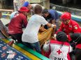 Foto petugas sedang mengevakuasi jenazah di Dermaga Pelabuhan Kelotok PPM Sampit.