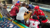 Foto petugas sedang mengevakuasi jenazah di Dermaga Pelabuhan Kelotok PPM Sampit.