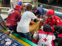 Foto petugas sedang mengevakuasi jenazah di Dermaga Pelabuhan Kelotok PPM Sampit.