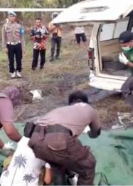 Foto petugas sedang mengevakuasi jenazah korban di kebun sawit Mentaya Hulu