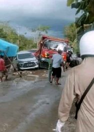 Foto kondisi Jalan Buntok–Palangka Raya yang rusak di Desa Pararapak, Kecamatan Dusun Selatan, Buntok.