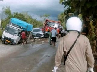 Foto kondisi Jalan Buntok–Palangka Raya yang rusak di Desa Pararapak, Kecamatan Dusun Selatan, Buntok.