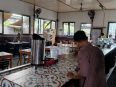 Foto suasana kafe saat terjadi pemadaman listrik di Palangka Raya.