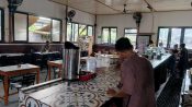 Foto suasana kafe saat terjadi pemadaman listrik di Palangka Raya.