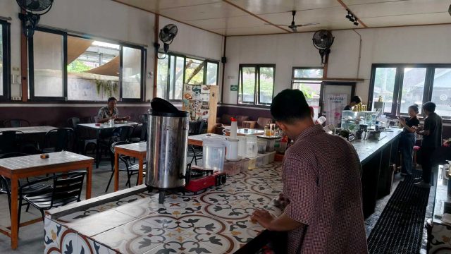 Foto suasana kafe saat terjadi pemadaman listrik di Palangka Raya.
