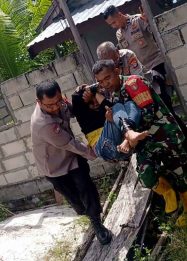 Foto tim gabungan sedang menangani ODGJ di Bukit Tunggal