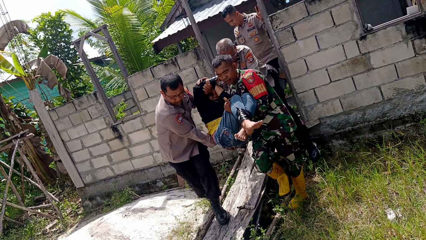 Foto tim gabungan sedang menangani ODGJ di Bukit Tunggal