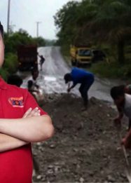 Foto warga sedang menimbun lubang jalan di ruas Trans Kalimantan Desa Hajak Barito Utara.