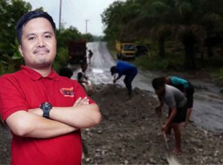 Foto warga sedang menimbun lubang jalan di ruas Trans Kalimantan Desa Hajak Barito Utara.