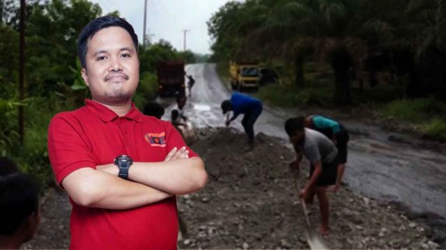 Foto warga sedang menimbun lubang jalan di ruas Trans Kalimantan Desa Hajak Barito Utara.